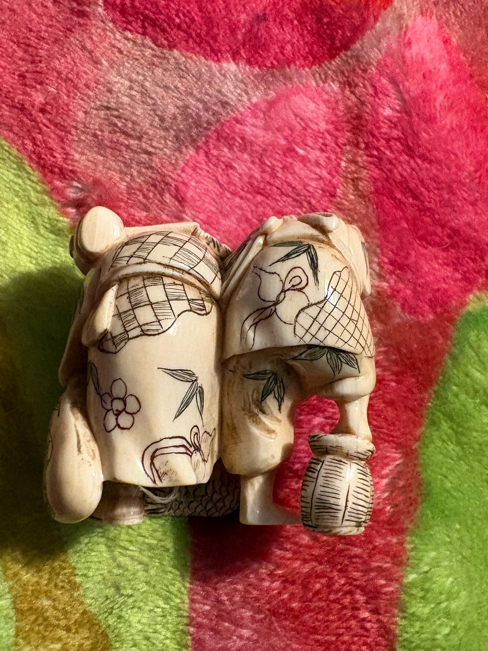 Vintage ivory or bone Fishermen Figurine - Decorative Home Accent - Picture 6 of 11